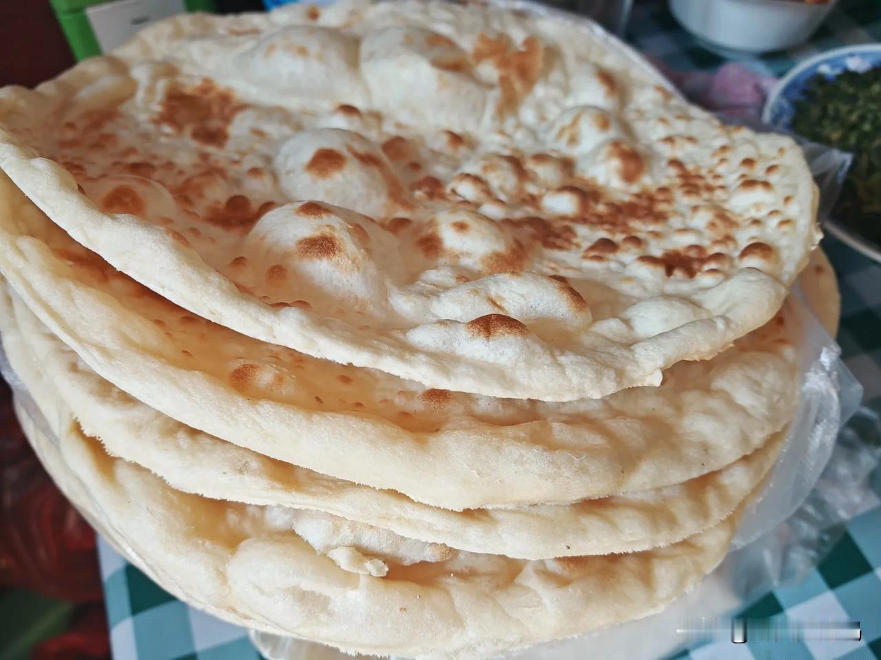 滕州一家乡村烧饼铺，每次去买，都要排队，都五斤十斤的买，到底多好吃？每次周末