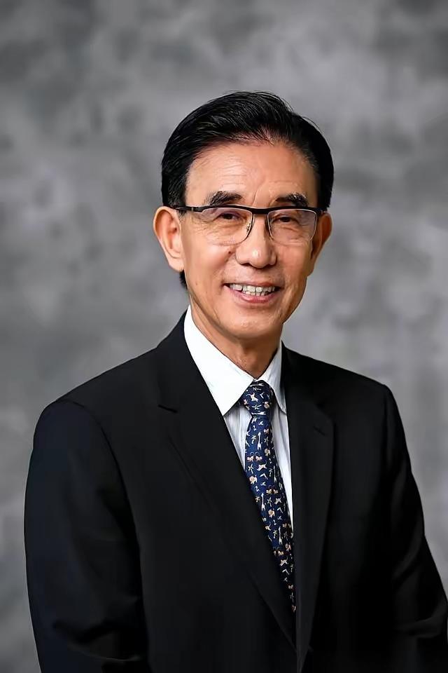 美国人最怕的事，还是发生了。一个81岁的老头，尹志尧，在硅谷功成名就，拿着百