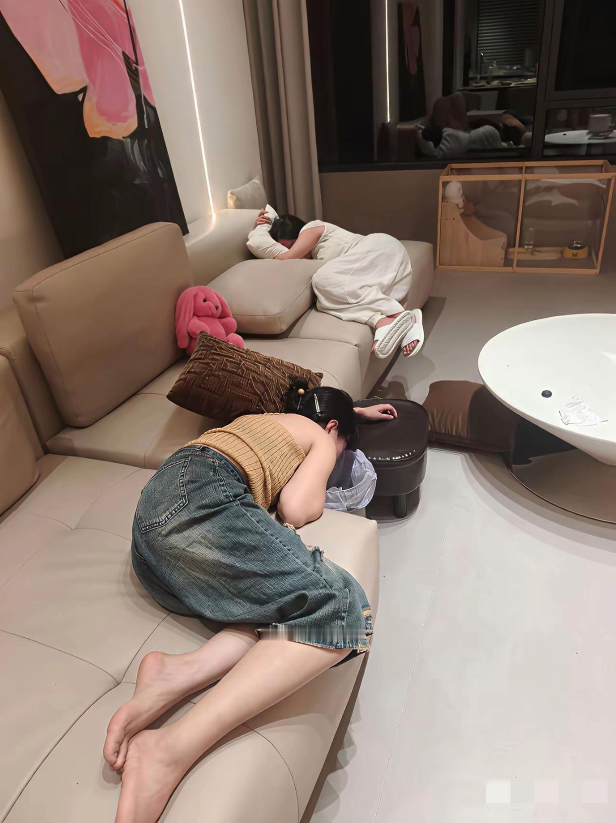这两人可真能喝，还得我自己来收拾