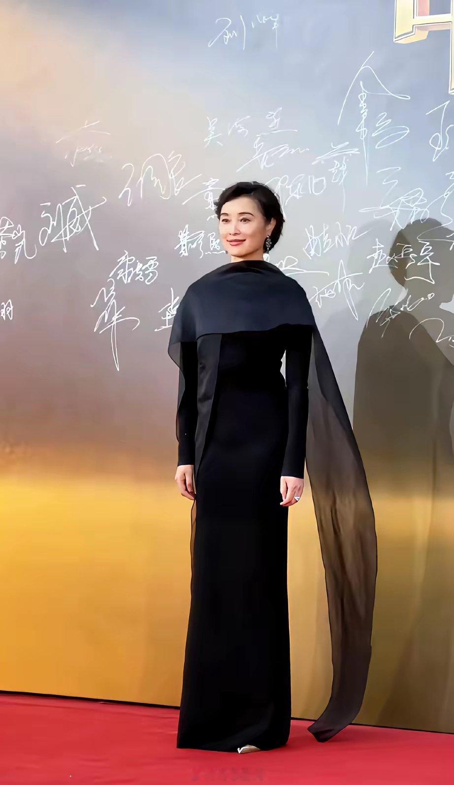 人长的漂亮，裹块麻袋也好看！吴越和陈冲的出场服，确实是这样的看法。娱乐圈裹的最严