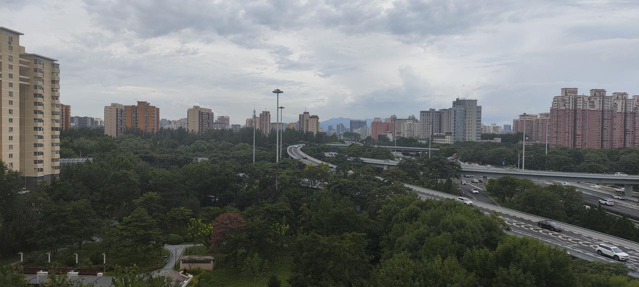 2026年8月12日傍晚，台风白海豚虽然早已停编，但其外围环流给北京带来的暴雨才