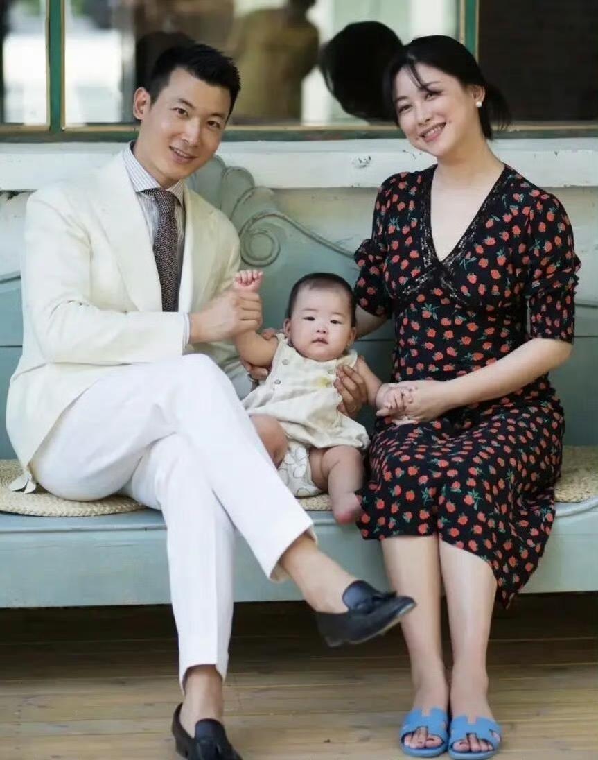 网友A：刚知道朱珠的老公是清华美术系的老师，这组合有点意外又觉得挺搭啊。网友