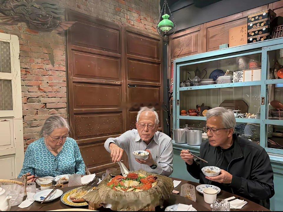 为啥全球赫赫有名的大富豪要让父母生活在这样又老又破的房子里呢！​​​