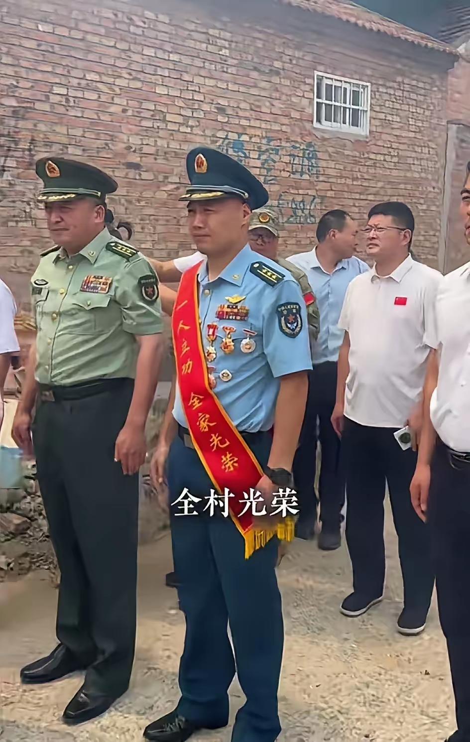 同品不同秩的典型！虽然都是正团上校左侧的陆军上校已接近军旅生涯末期右侧的空