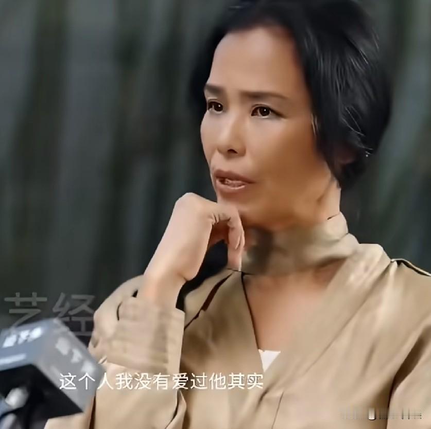 韦唯，引发热议！7月26日，63岁的韦唯突然冲上热搜，一段聊过往婚姻的采访