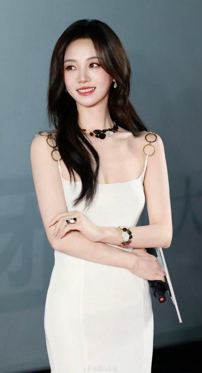 胡意旋这个腰谁看了胡意旋这腰不喊绝啊？一身白裙子衬得腰线特明显，又纤细又好看，