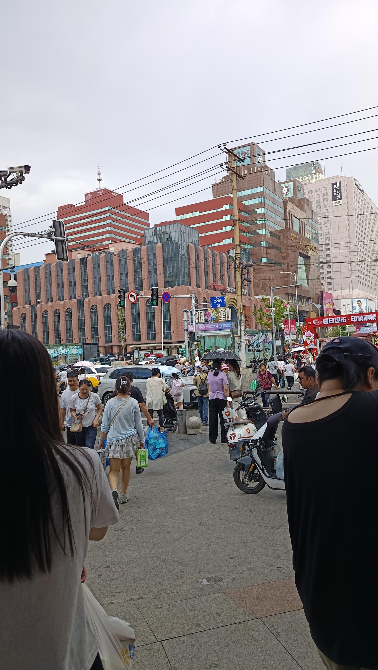 真没想到沈阳太原街的繁华程度终于追上了中街，特别是星期日下午看到这街道上这人山人