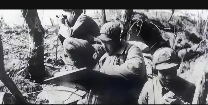 1952年的朝鲜战场上，志愿军文化教员颜邦翼在送炮弹的时候路遇炮兵师长，觉得师长