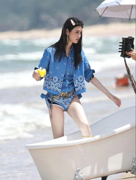 奚梦瑶海边外拍生图超模身材比例好惊人脸型好饱满这种女生脸型很好的，女孩子这种