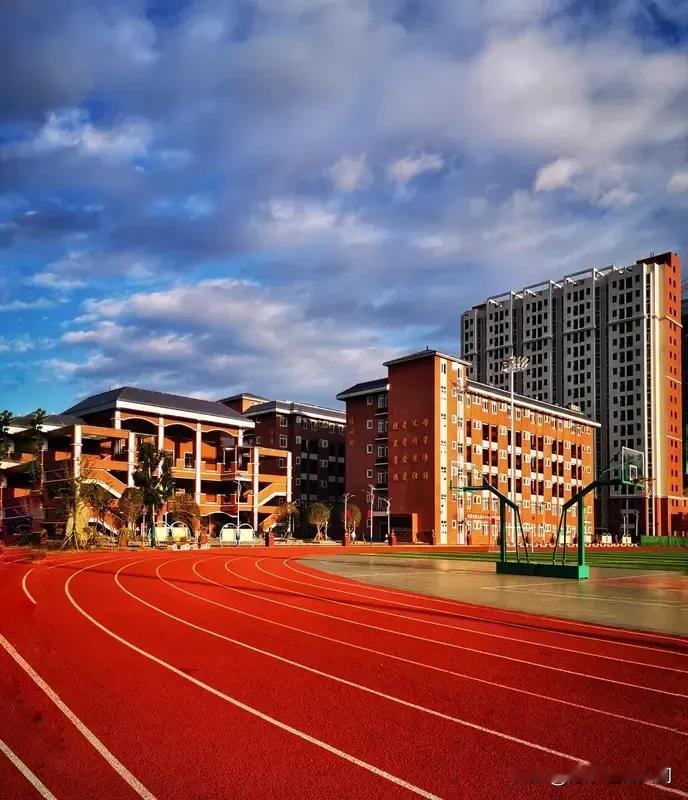 杭州重高格局最近真是巨变不断。萧山这边，萧中新建，二三五中扩建，这一动作直接改变