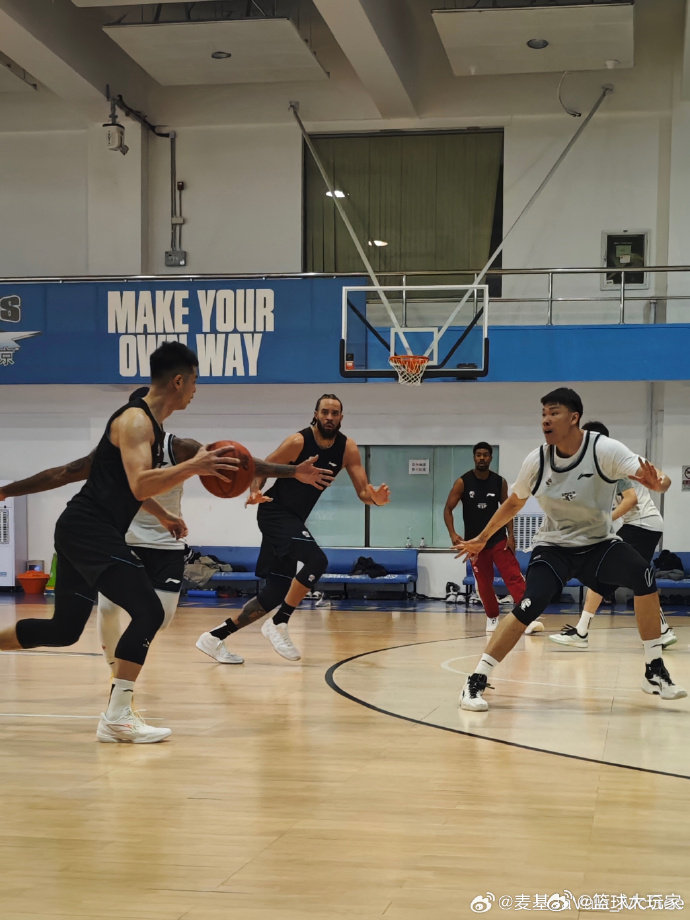 分享了自己首次参加首钢男篮合练的瞬间📷麦基加盟北京男篮刘亦菲美神降临