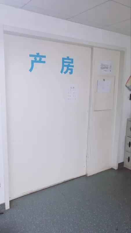 产房内，撕心裂肺的嚎叫戛然而止，紧随其后的是一记清脆响亮的耳光。宫缩痛得满地打滚