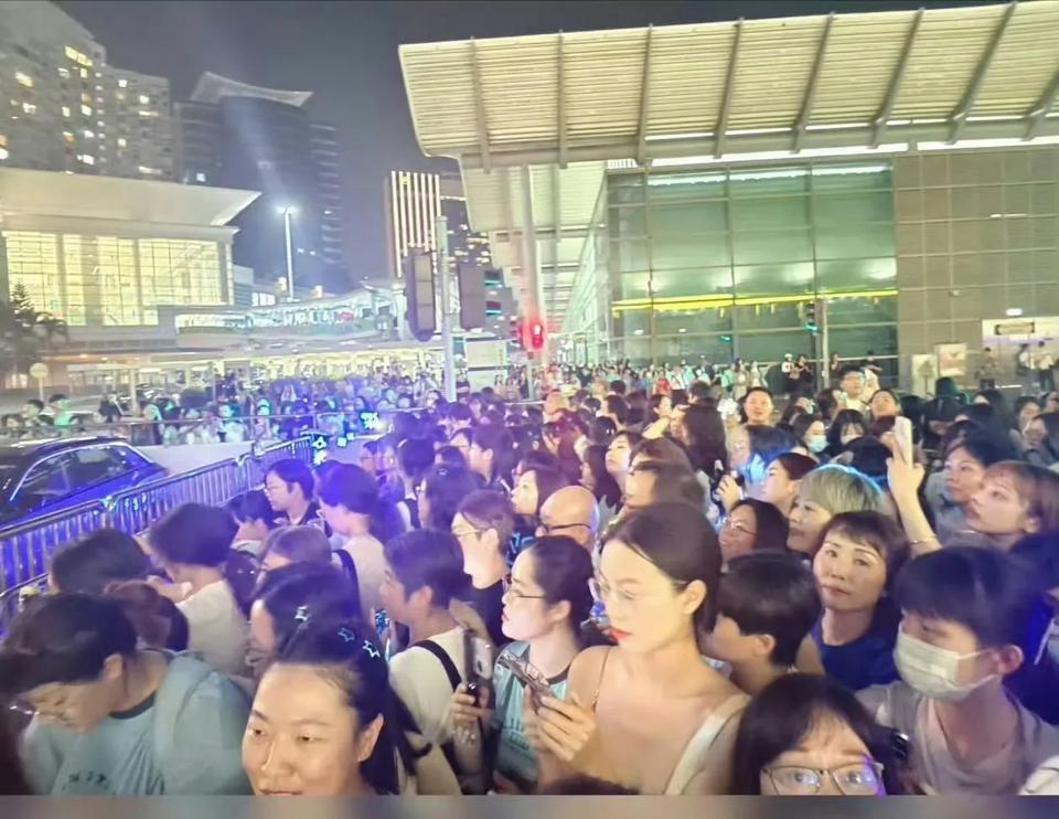 周深港澳之行：歌声引万众奔赴，舞台聚满座热忱当周深的歌声飘向香港与澳门，两座城