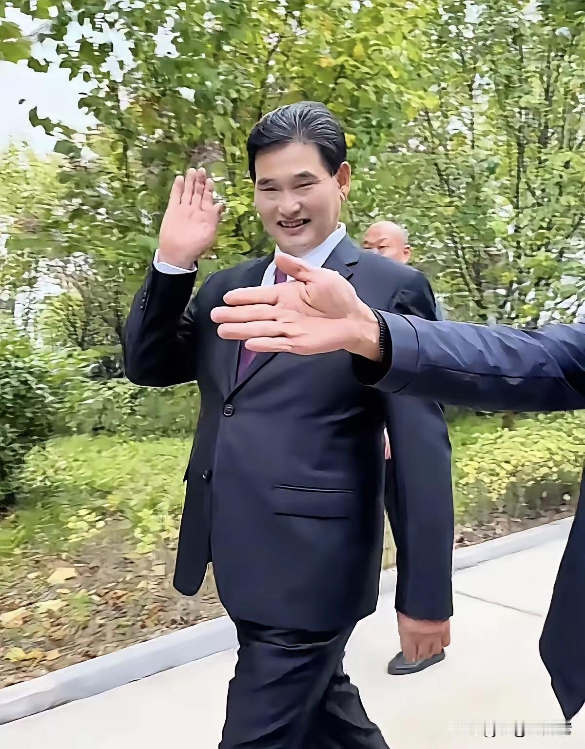 当年的土老冒大衣哥朱之文，如今被称为农民歌手。这气质拿捏的妥妥的，不服不行。