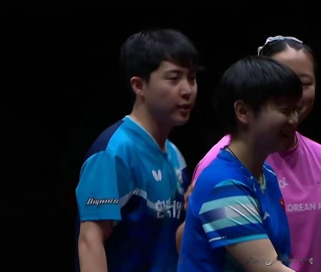 夺冠不庆祝，却先抱对手问安好！这场WTT决赛，让全世界看懂体育最美的模样当