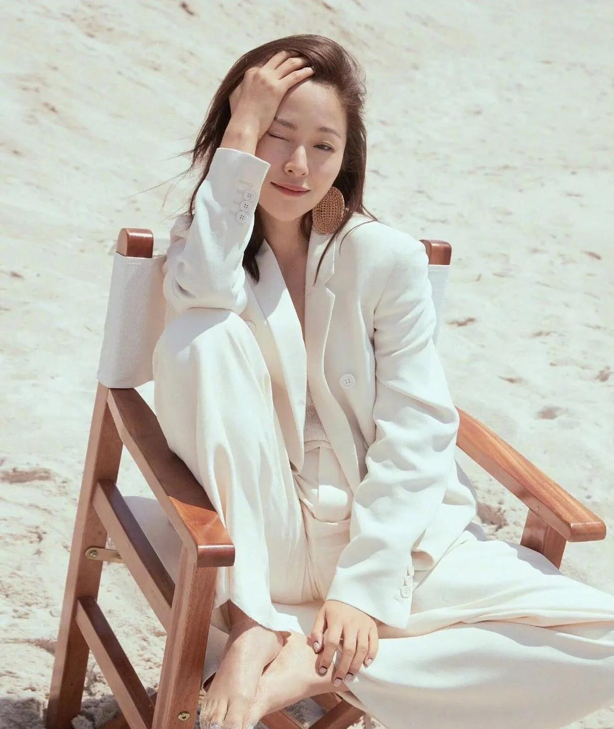 江一燕光脚丫写真太绝了！文艺感直接拉满谁能拒绝江一燕的光脚丫写真啊！不管是