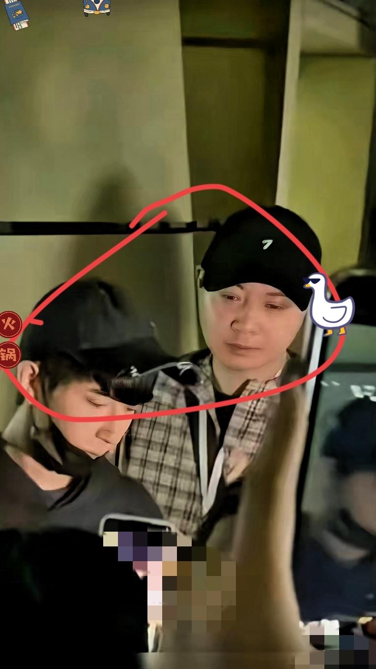 见过这么可怕的经纪人吗？小于真的很怕他！前一秒还在给粉丝微笑签名，脸上满