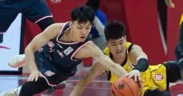 中国男篮连续输球，问题可能根本不是缺个2米10的大个子。看看这些数据。徐杰刚单场