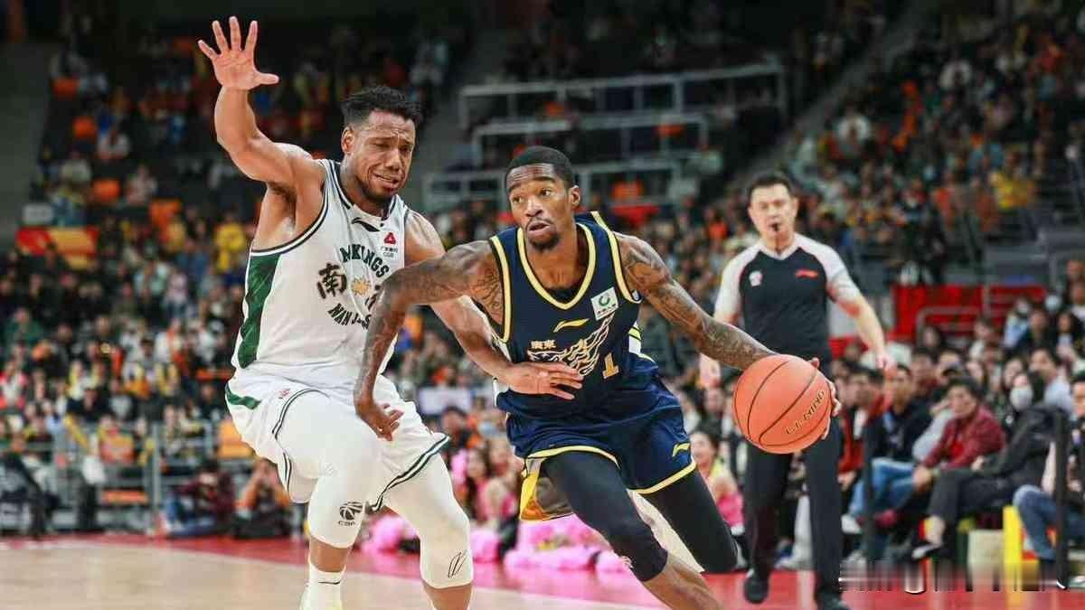 赛前聊什么名单？真能上的，名字就是名单。徐杰上，萨姆纳状态回来，对面浙江刚输