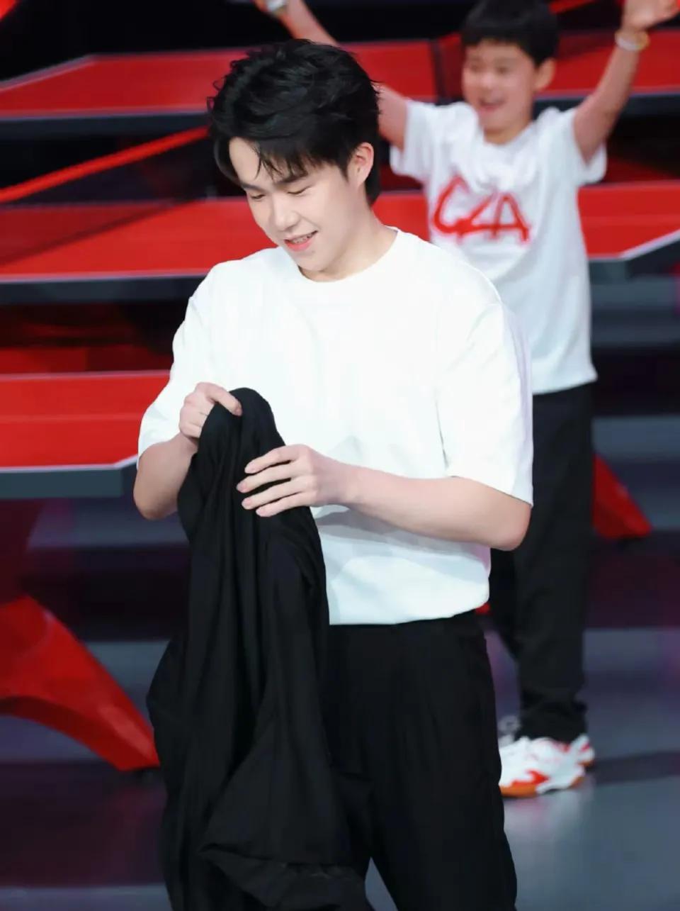 这一晚王楚钦的光芒不止冠军！这一晚恐怕很多人会再次被他圈粉，他可是世界排名第