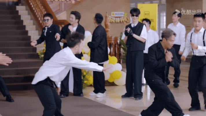 宋小宝，怕是回不去了。7月19日，综艺《麻花特开心2》中一段宋小宝跳舞的片段火