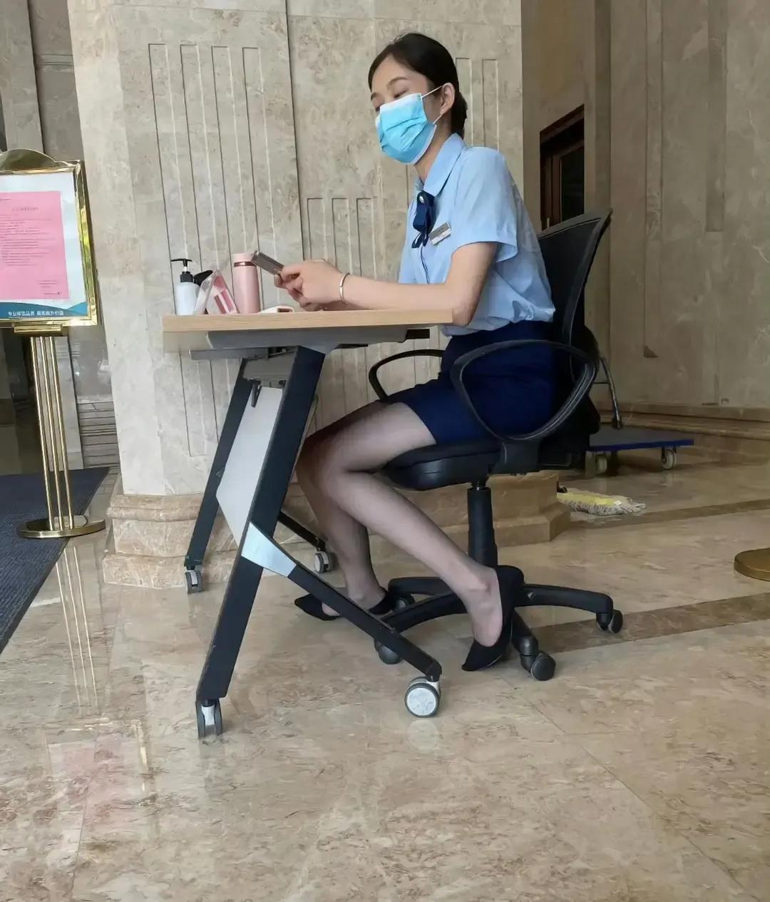 高跟鞋在我鞋柜里躺了三年，标签都没拆。上周公司年会，我把它拎出来，站了十分钟，