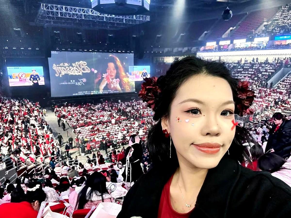 “我想我三十岁依旧会如此爱你”，这句话最近刷疯了。起因是虞书欣的粉丝“小石榴