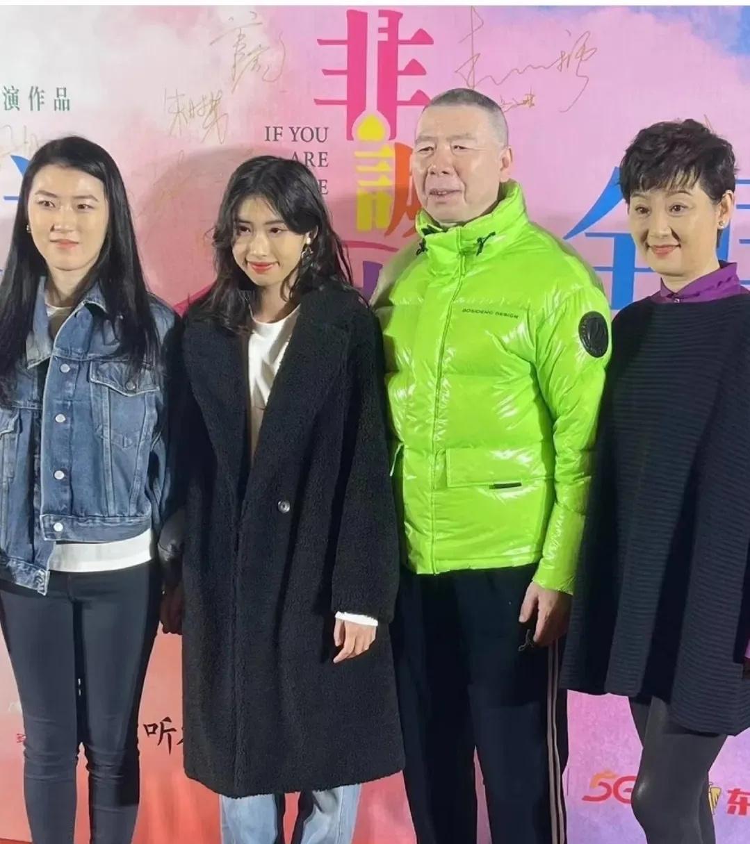 冯小刚旁边女士是谁？看上去非常有气质