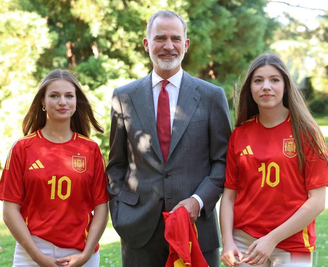 西班牙王室🇪🇸7月15日，王室官方宣布费利佩国王、莱蒂齐亚王后、莱昂诺尔王