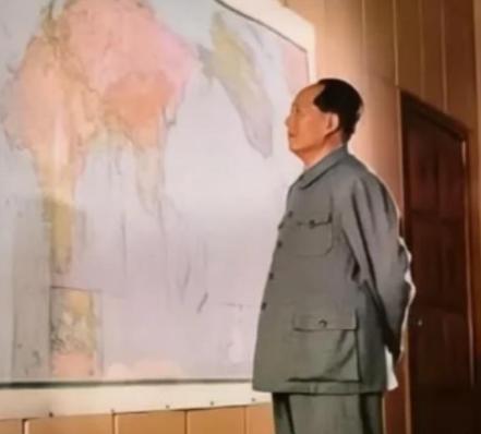 1951年，10万志愿军被美军包饺子，一向淡定自若的彭老总心急如焚连忙向毛主