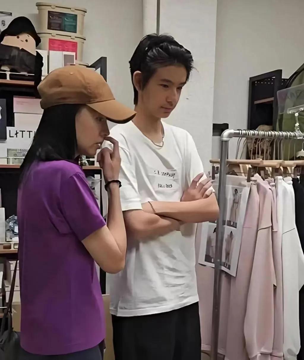 董洁和潘粤明个子好高呀！董洁带着16岁的儿子到她的工作室，看起来又长高了不少。