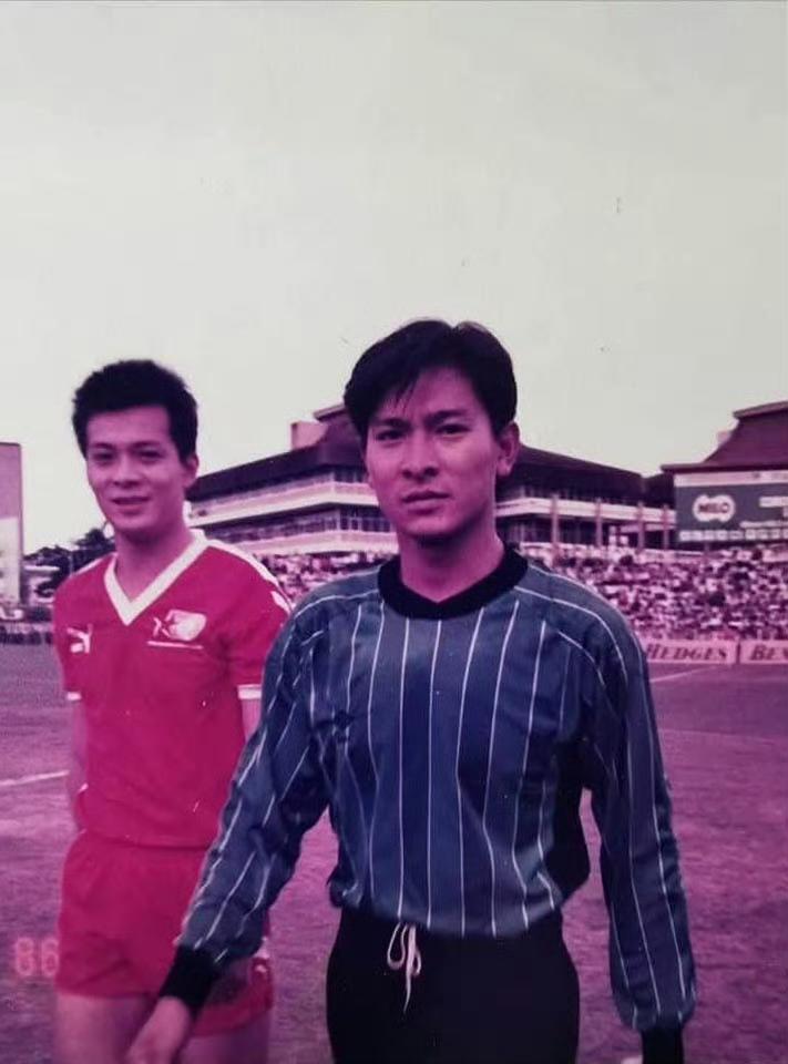 黄日华、刘德华同为tvb五虎将之一，在成名后却走上了不同的演艺之路。所幸时光不负