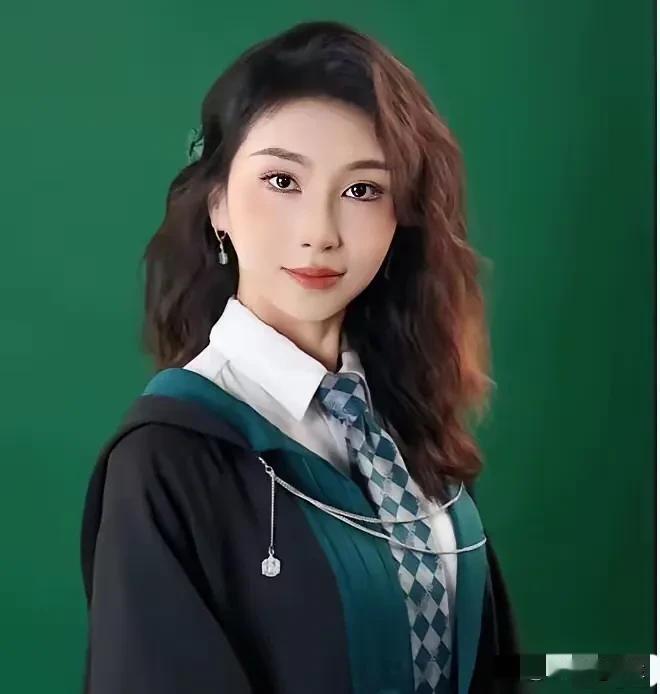 裴轶教授，你别看她是英国利物浦大学法学硕士生，无非就是在国内读不下去，去国外镀金