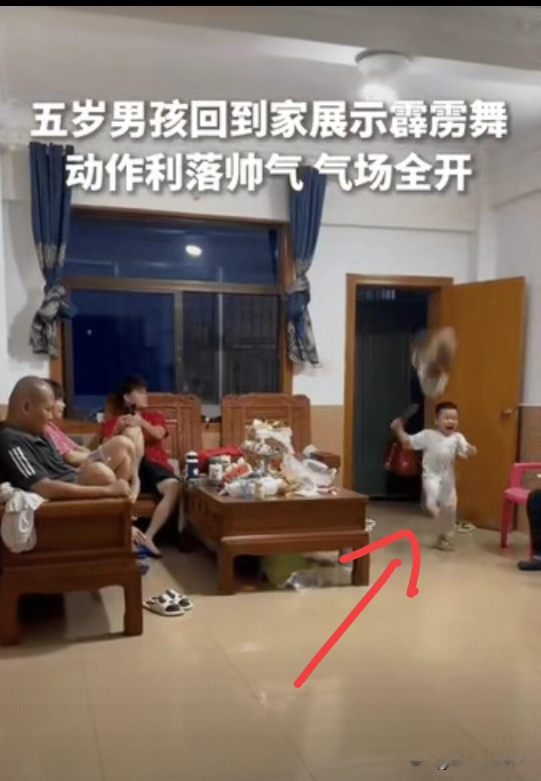"火到人民日报了！"近日海南海口一个5岁的男孩放学回到家，他不看电视，也不玩手机
