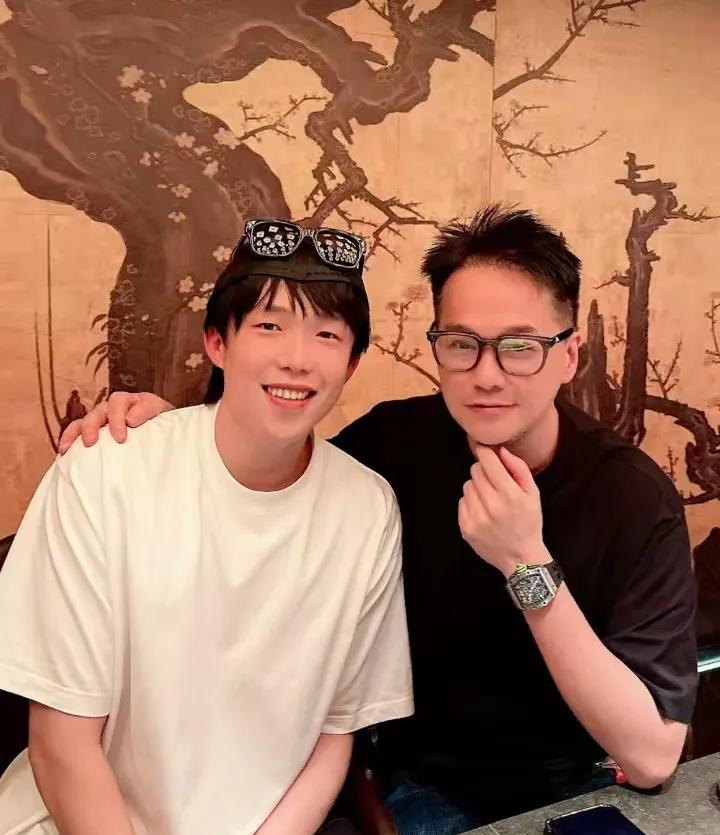 这才知道原来头哥昨天去找哥们聚会去了，头哥头上的眼镜有点突出，特别的耀眼。头发
