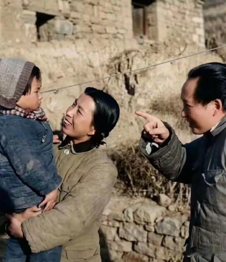 1943年延安罕见老照片：毛主席满脸宠溺逗女儿，小李讷为何始终不笑？在诸多