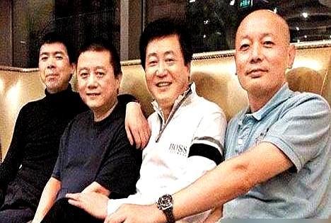 1997年，《甲方乙方》豪取3600万票房，冯小刚拿了120万分红，却只给“隐名