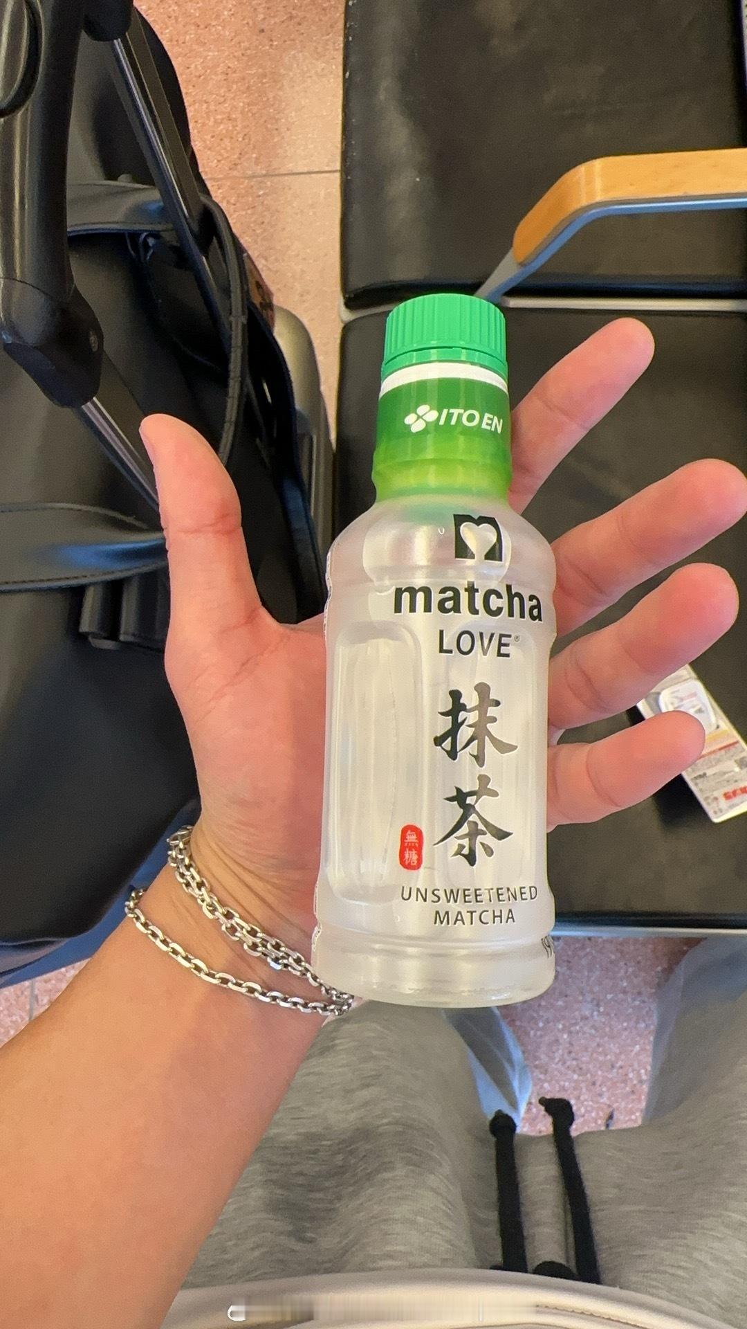 斥巨资10元买一瓶这种网红抹茶水，喝着还行啊感觉