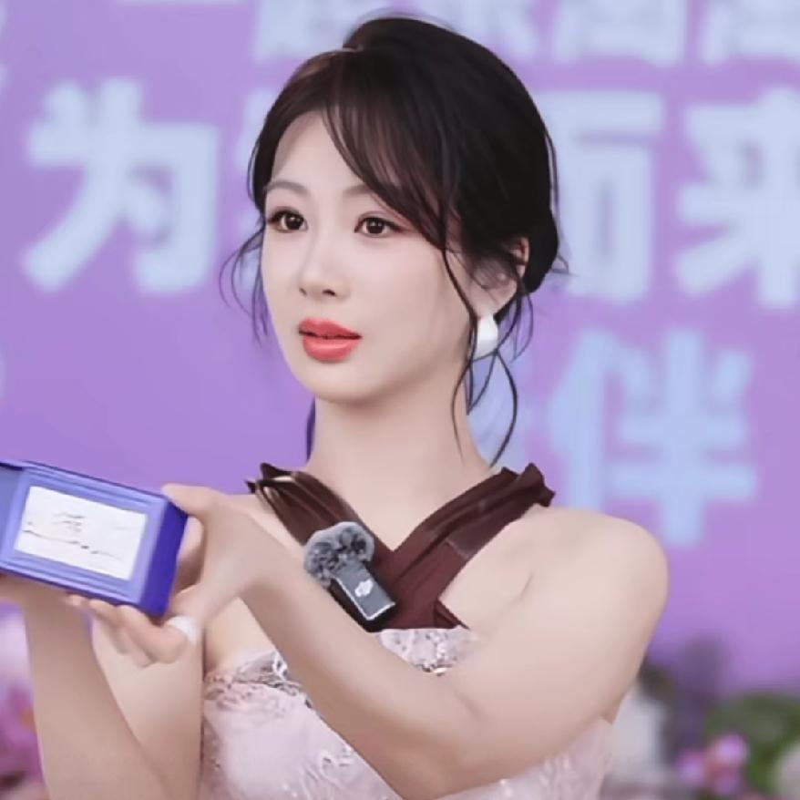 真的没必要拿一件高定礼服去定义一位演员的全部价值，不少时尚博主，因为杨紫上身