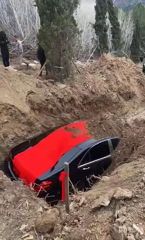 奔驰土葬事件，给我的第一反应就是人家有钱，是真的有钱。不说一辆奔驰有多少钱，就那