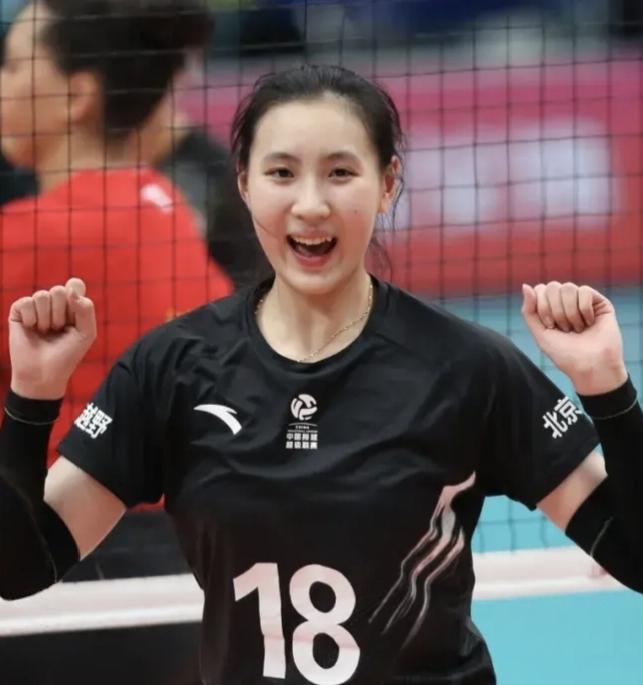 18岁新星副攻金佳宝驰援中国女排，扣拦发技术全面，或惊艳世联赛总决赛！