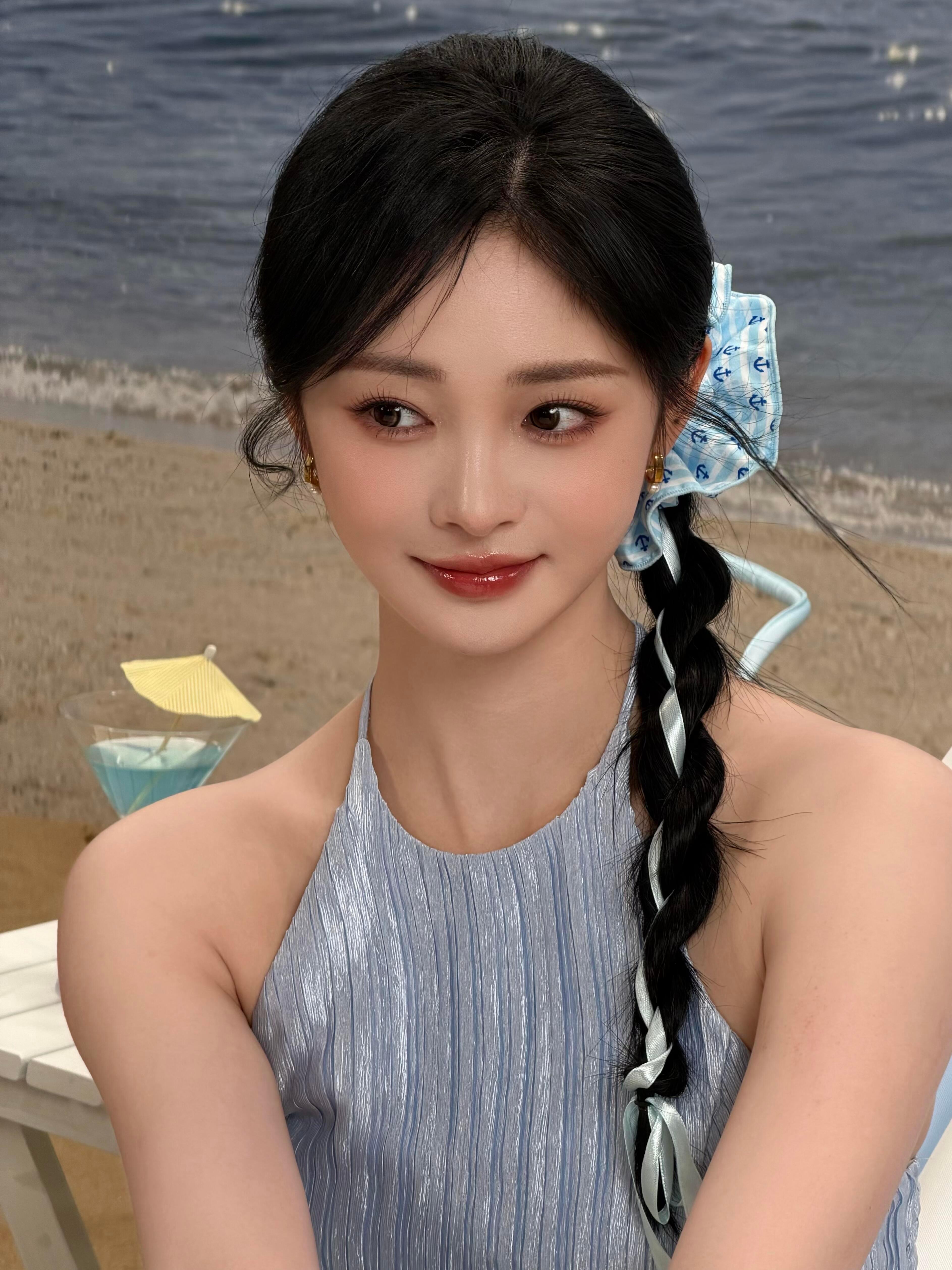 这组照片里的周洁琼简直是夏日海盐汽水本水，隔着屏幕都能感受到那种清透的凉意！她这
