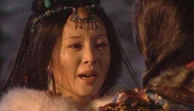 公元1635年，皇太极下令扒光亲姐姐莽古济的衣服，并且让刽子手处以凌迟极刑。每剐