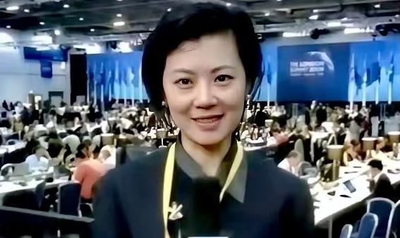 “我愿意放弃中国国籍，自愿加入英国！”这句话，是前央视知名才女主持人姜丰，在20