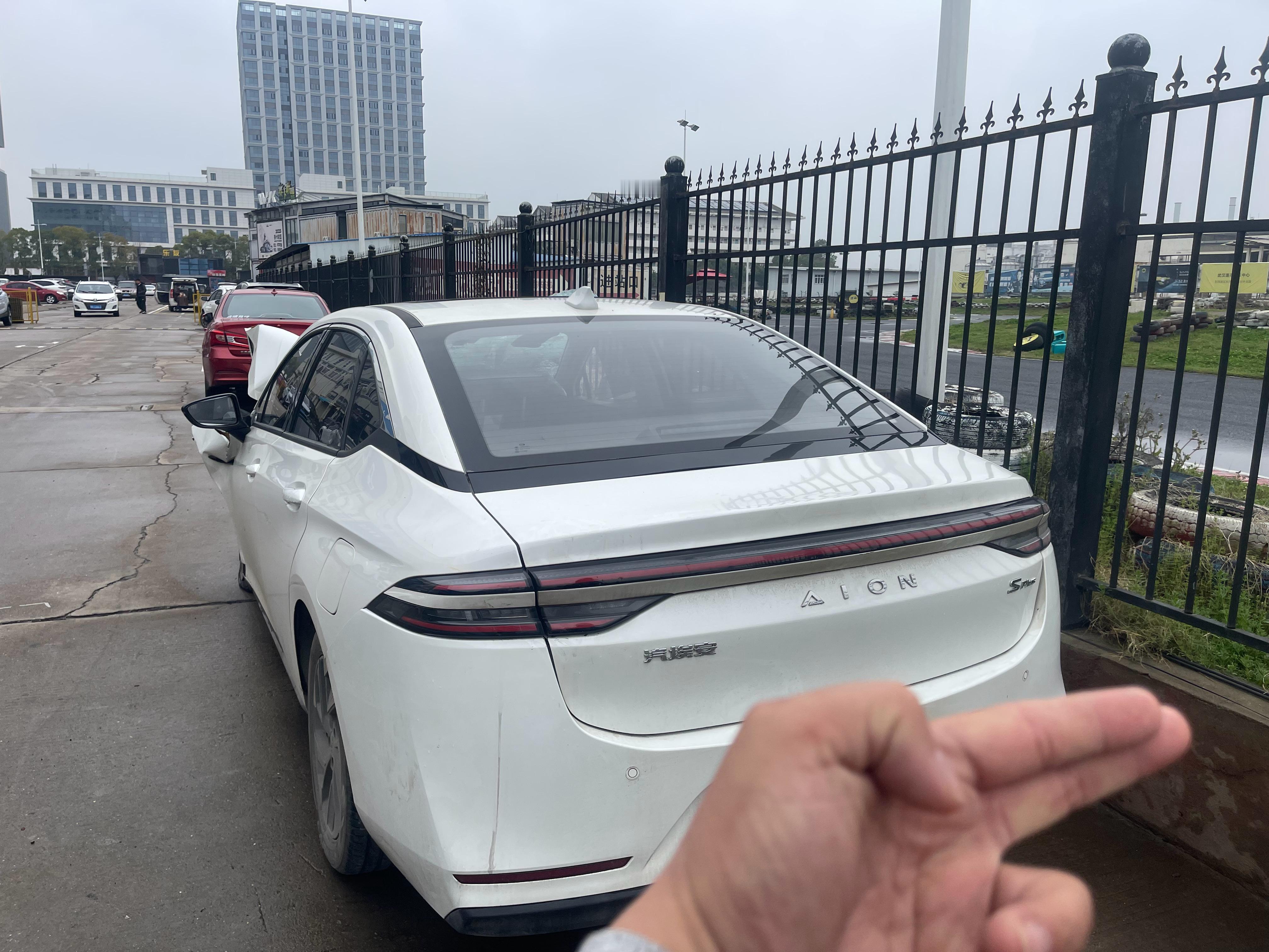 我们市场有一家修理厂专门做网约新能源售后服务的，几乎每一天都接到撞得很厉害的车子