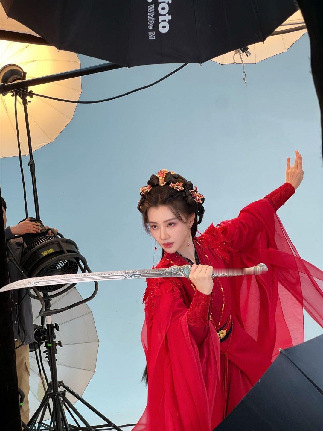 王鹤润妆造 颜值稳定器王鹤润上线～淡雅妆容衬得五官愈发精致柔和，发丝氛围感拉满，