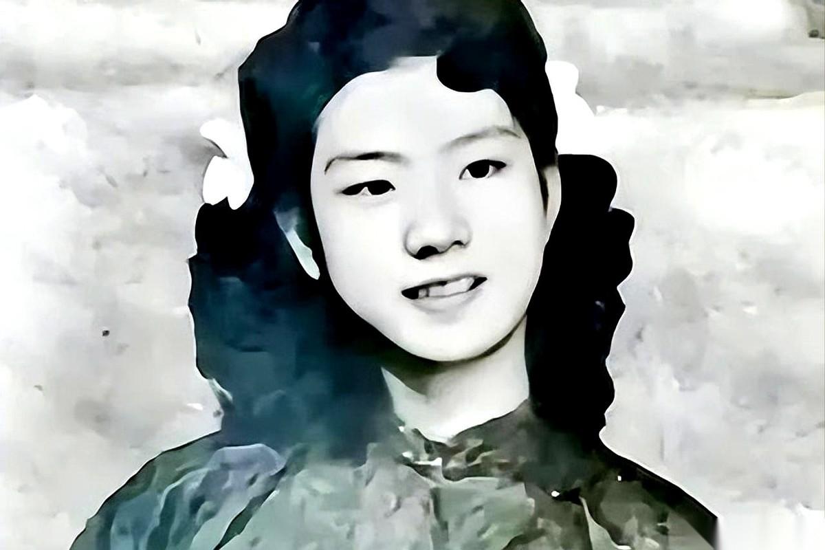 那个军统特务，叫毛森。他把点燃的烟头，直接摁在一个年轻女孩雪白的皮肤上。她是