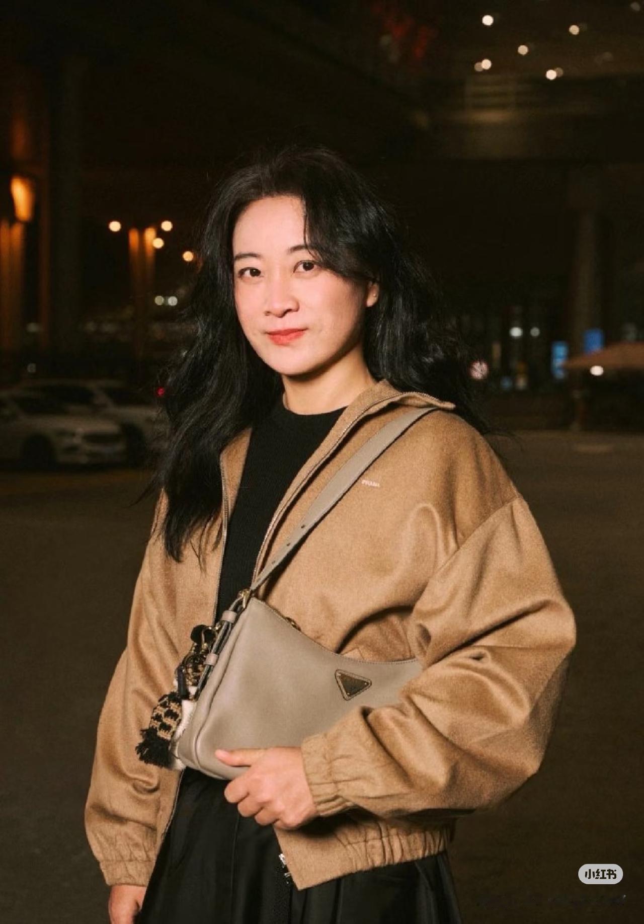 我的天！贾玲这波杀疯了啊！烫着大波浪穿长裙杀去米兰时装周，这状态也太顶了！又瘦又