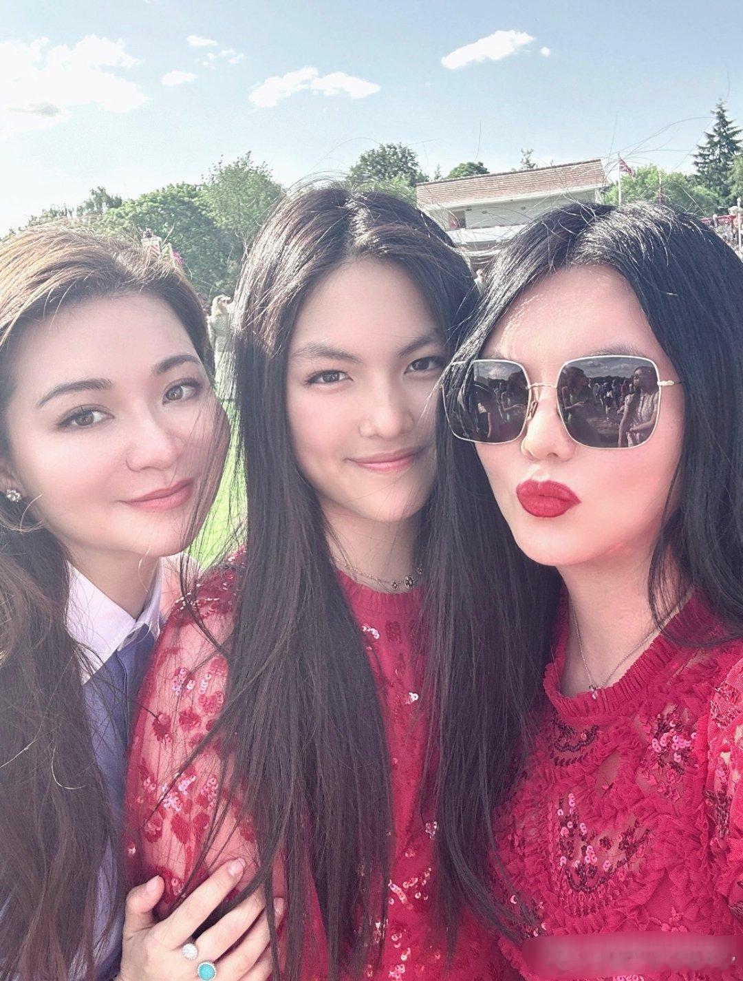 李湘带王诗龄参加名流宴会，母女俩穿母子装被吐槽，16岁的王诗龄穿大红蕾丝裙太成熟