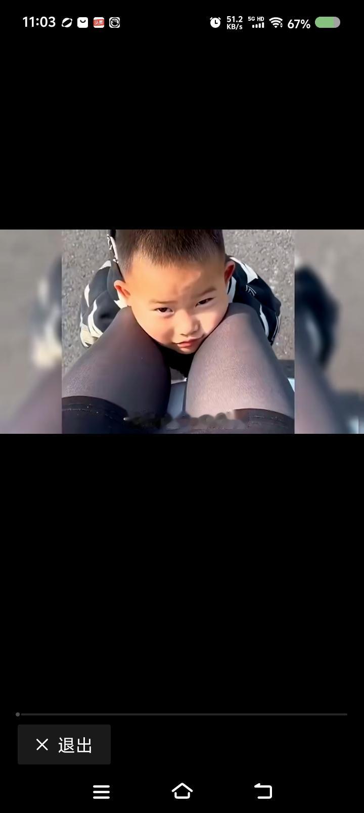 童言无忌，还是大人教育失当？——网上视频：1、小男孩抱着姑娘的腿。“为什么